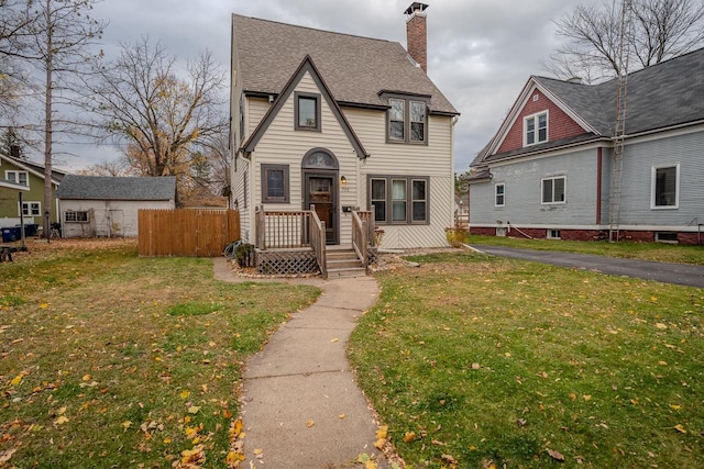 view of front of house featuring a front lawn