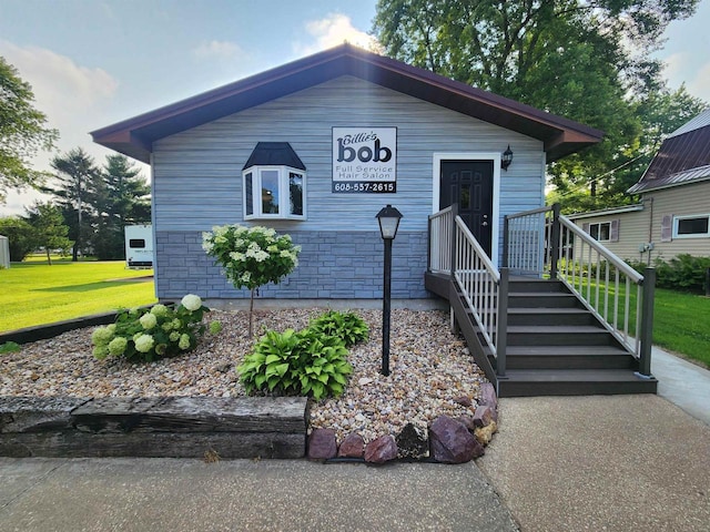 view of front facade with a front yard