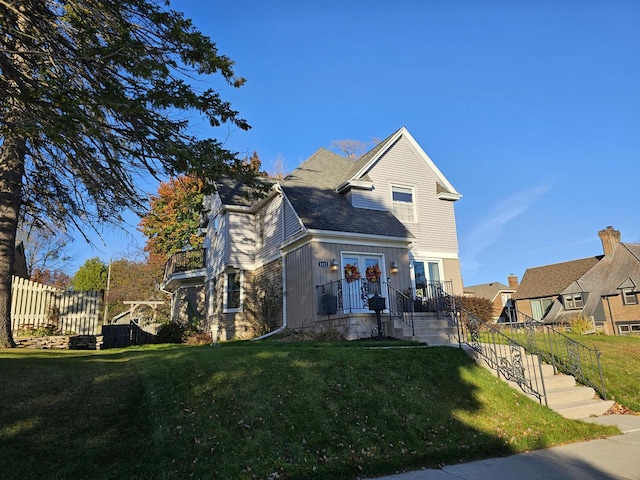 view of front of house featuring a front yard