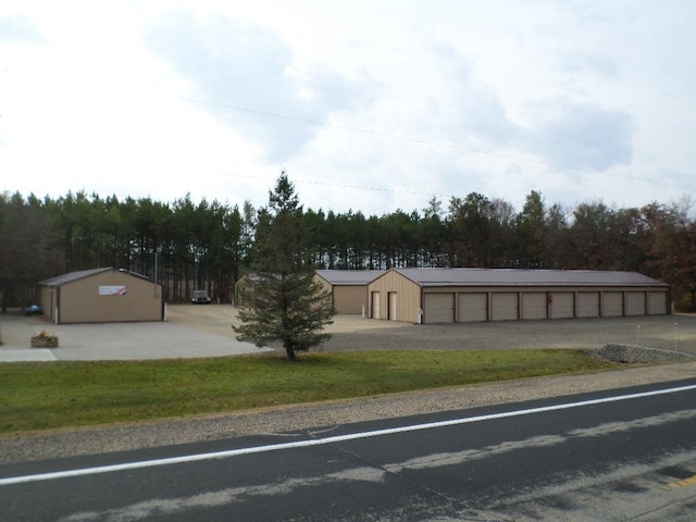 view of yard with a garage