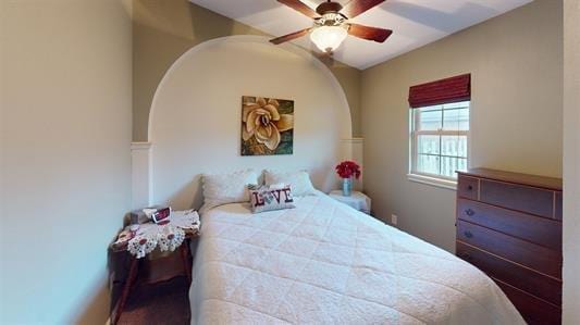 bedroom featuring ceiling fan