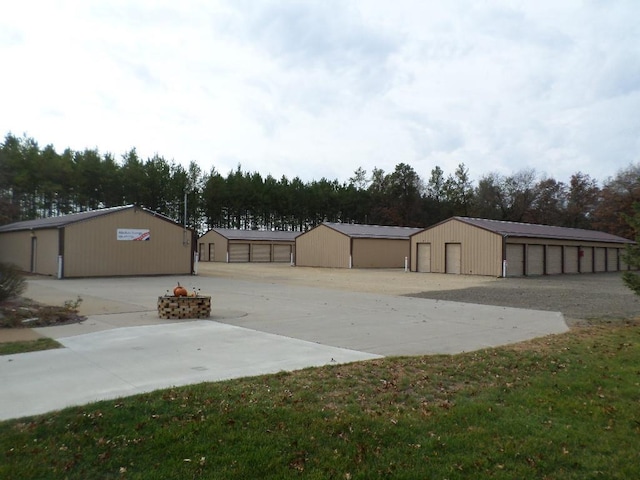 view of yard featuring a garage and an outdoor structure