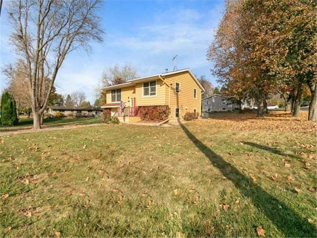 view of front of property featuring a front lawn