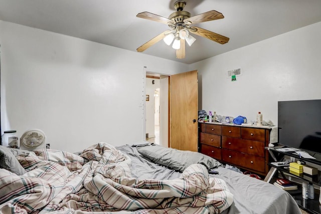 bedroom with ceiling fan