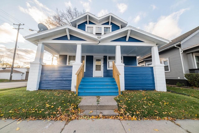 view of front of property featuring a porch and a front yard