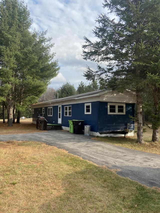 single story home with a front yard