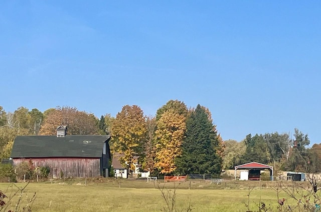 view of yard with a rural view and an outbuilding