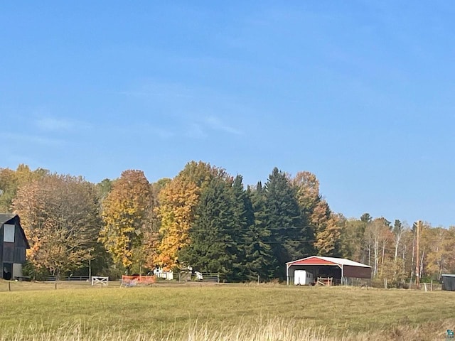 view of yard featuring an outdoor structure and a rural view