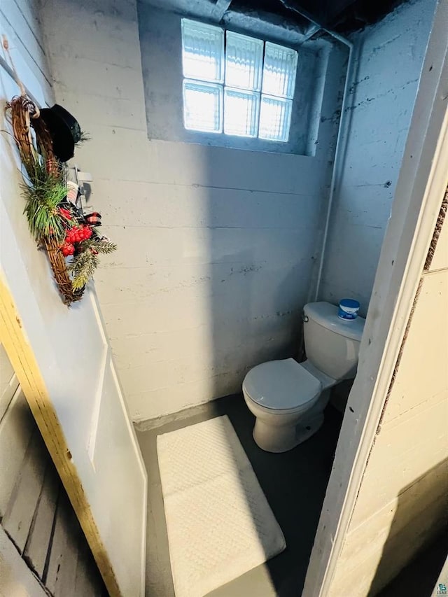 bathroom featuring toilet