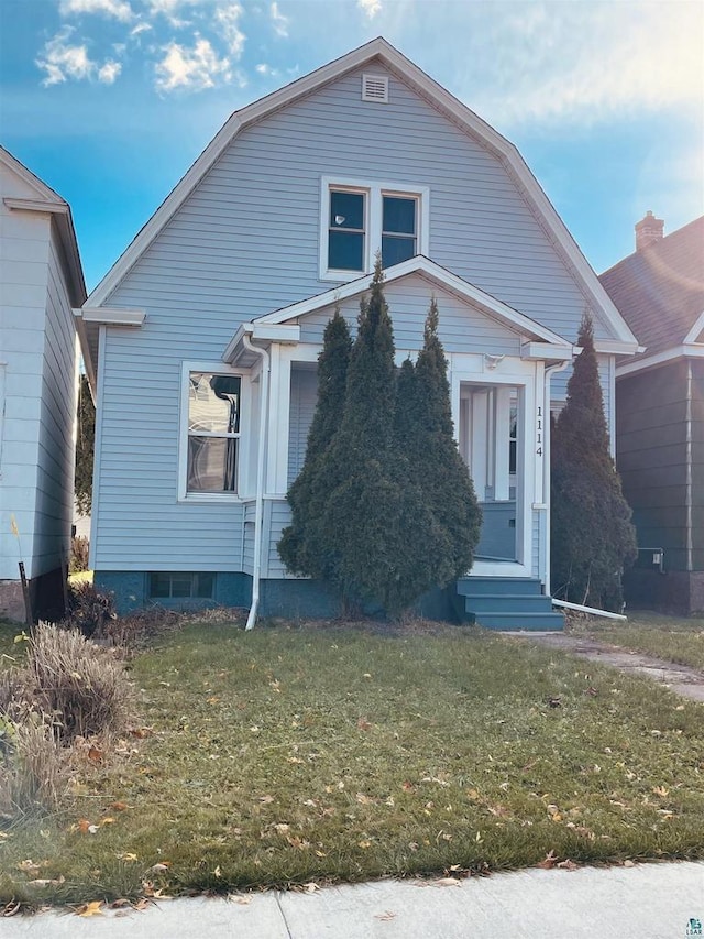 view of front facade featuring a front yard