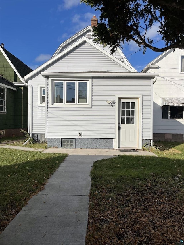 view of front of house with a front lawn