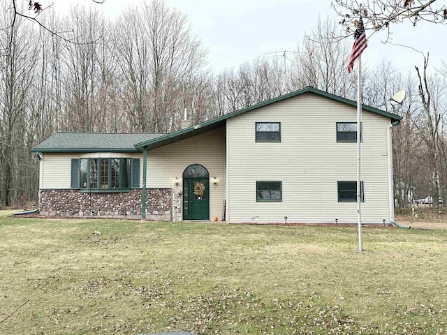 view of front of home with a front lawn