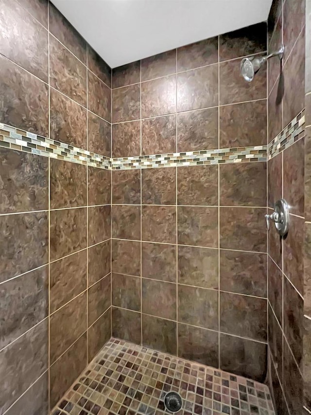 bathroom featuring tiled shower