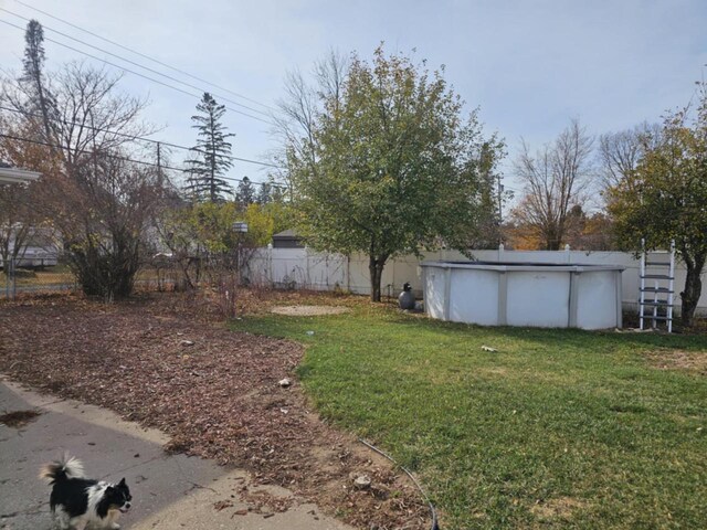 view of yard with a fenced in pool