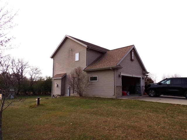 N4266 Cherokee Ct, Markesan, WI 53946 - view of side of property featuring a lawn, concrete driveway, and a shingled roof