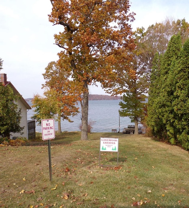 view of yard featuring a water view