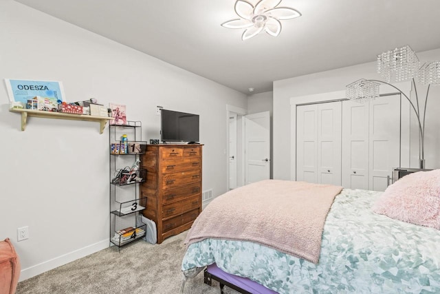 bedroom featuring carpet flooring and a closet