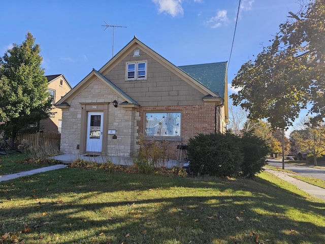 view of front of property with a front yard