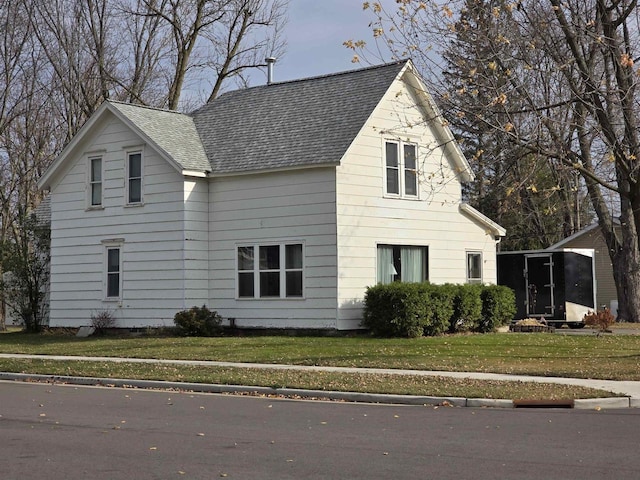 view of front of property featuring a front lawn