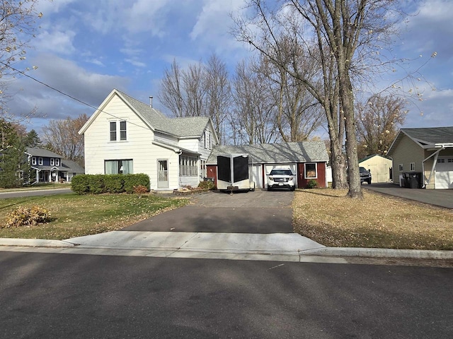 view of front facade featuring a front yard