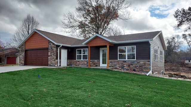 view of front facade featuring a garage and a front yard