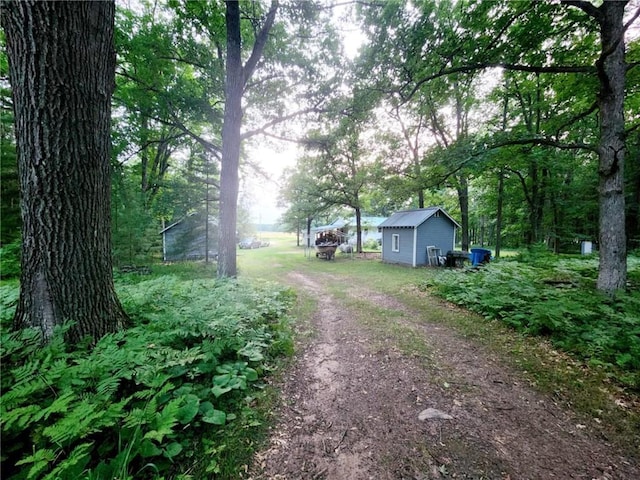 view of yard with an outdoor structure