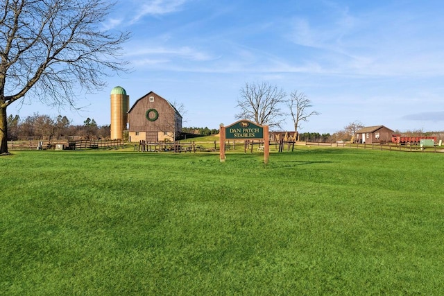 view of yard with an outdoor structure