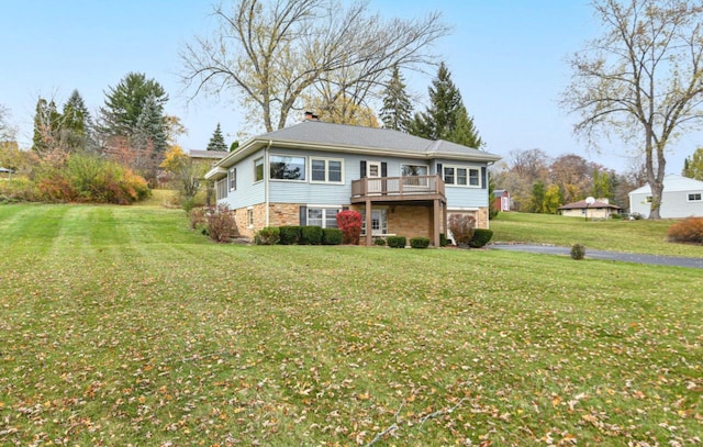 view of front of home featuring a front lawn