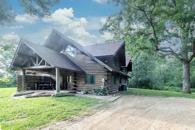 view of front of house with a front yard