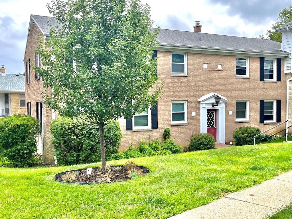 view of front of home featuring a front lawn