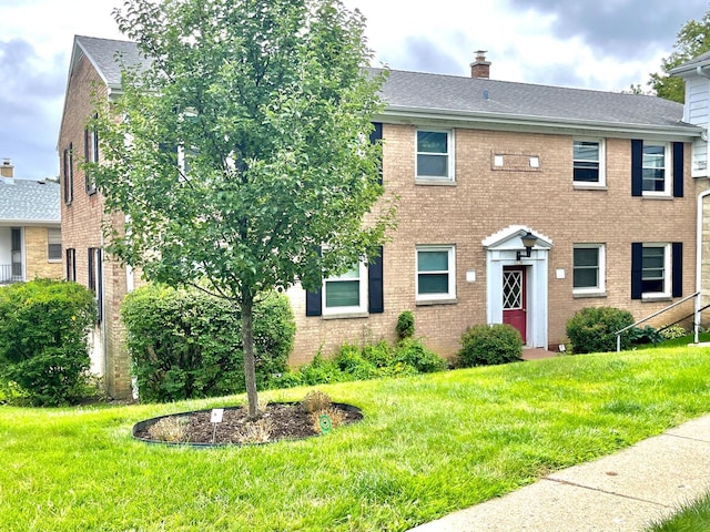 view of front of home featuring a front lawn