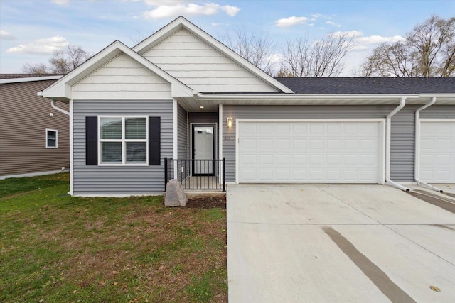 view of front of property featuring a front lawn and a garage