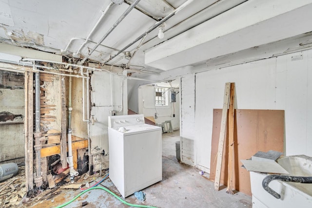 basement with washer / clothes dryer