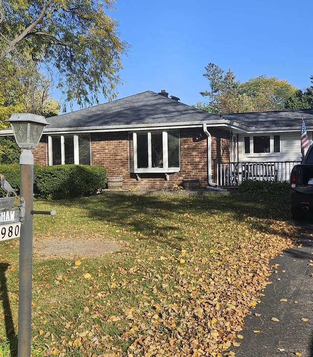 view of front of house featuring a front yard