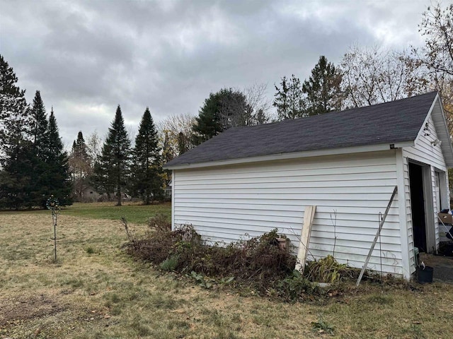 view of side of property with an outdoor structure