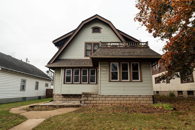 rear view of house featuring a lawn