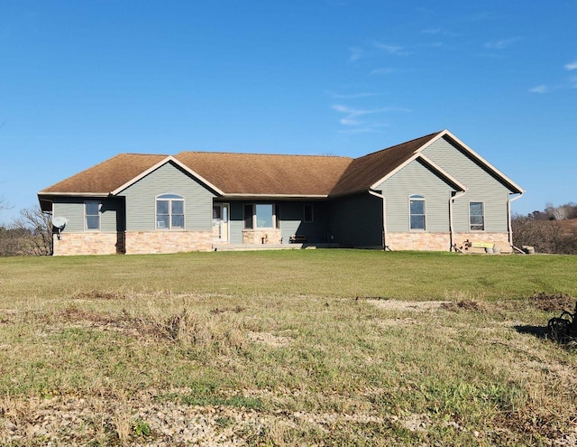 view of front of house featuring a front lawn