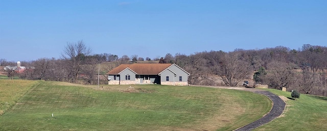 view of front facade featuring a front yard