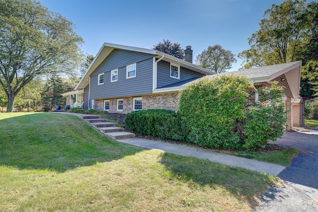 view of front of home featuring a front lawn