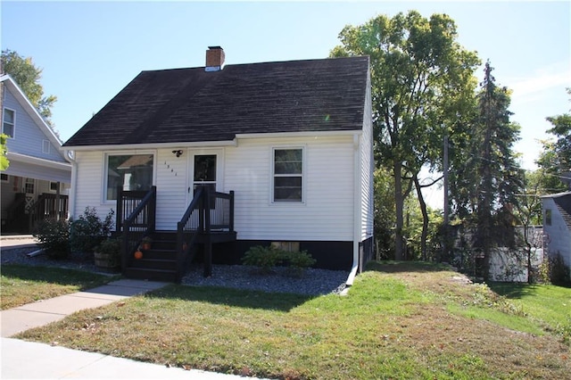 view of front facade featuring a front yard