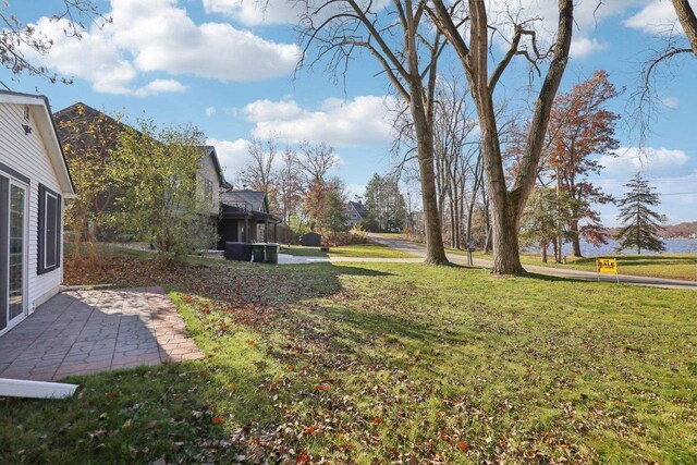 view of yard featuring a patio