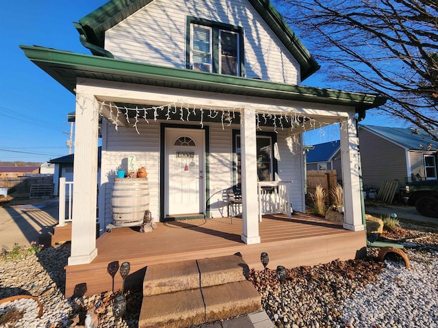 property entrance featuring a porch