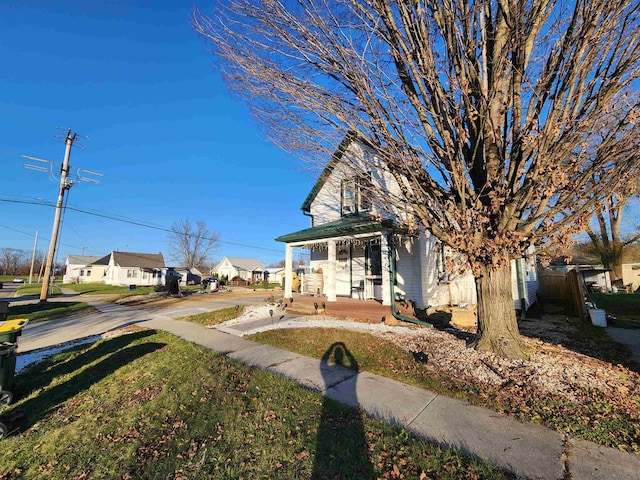 view of front of property featuring a front yard