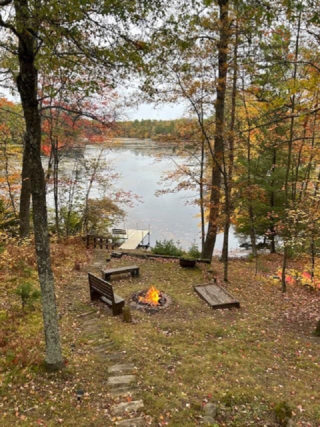 view of yard featuring a water view