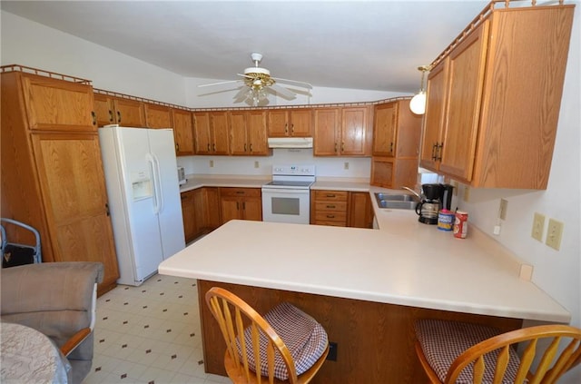 kitchen with sink, a kitchen bar, white appliances, kitchen peninsula, and ceiling fan