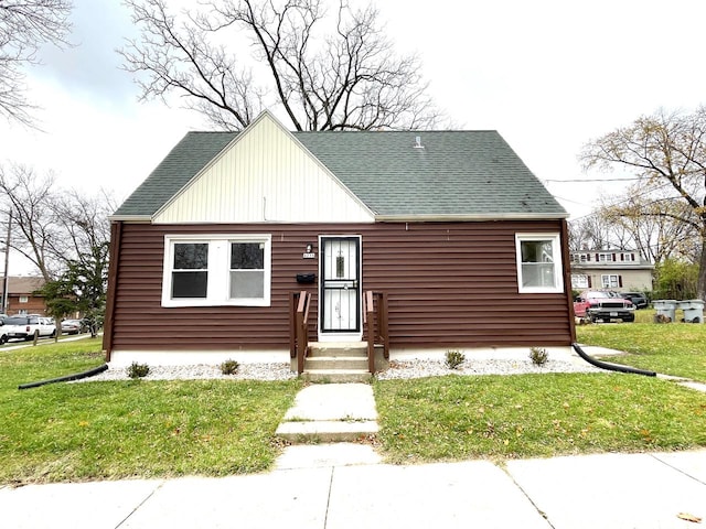 view of front facade with a front yard