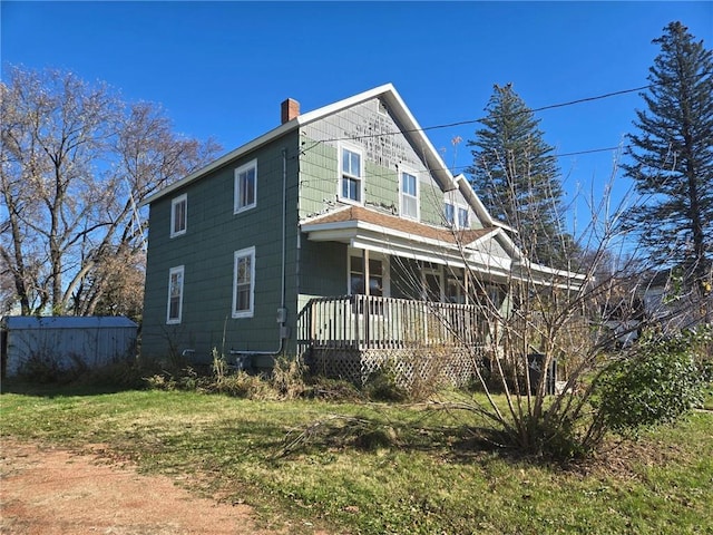 view of front facade featuring a front lawn and covered porch