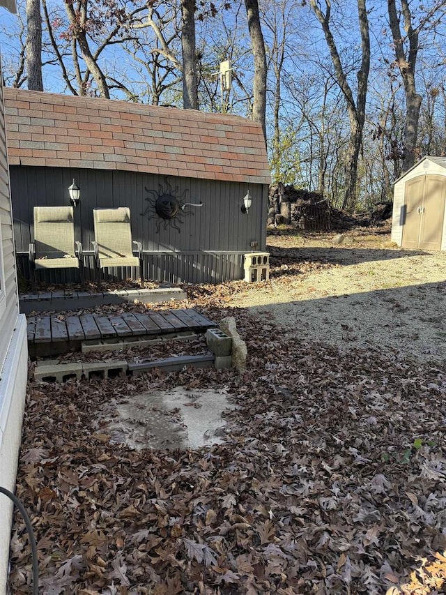 view of yard with a shed