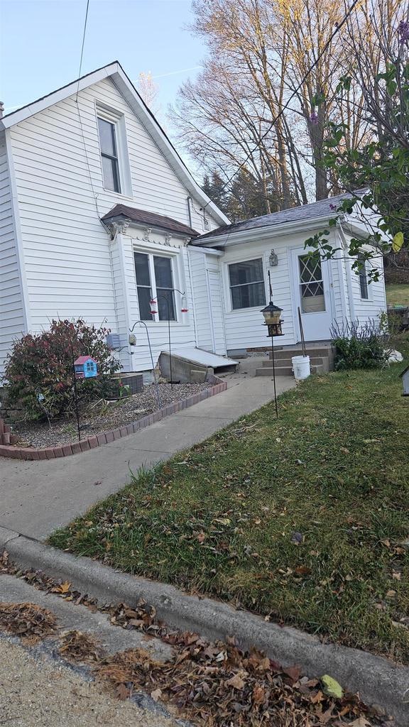 bungalow-style home featuring a front lawn