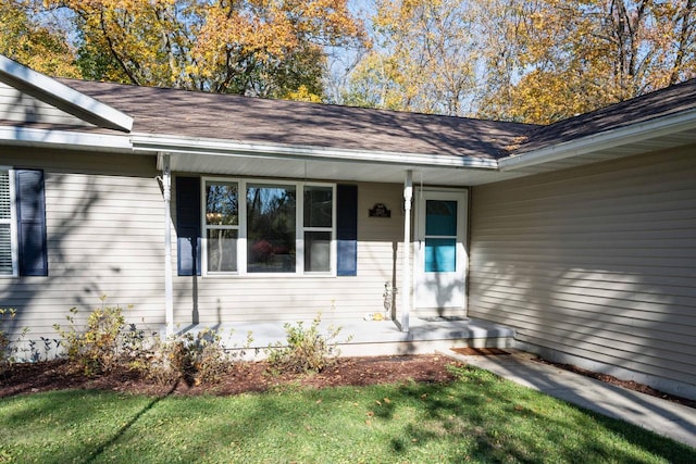 property entrance featuring a yard